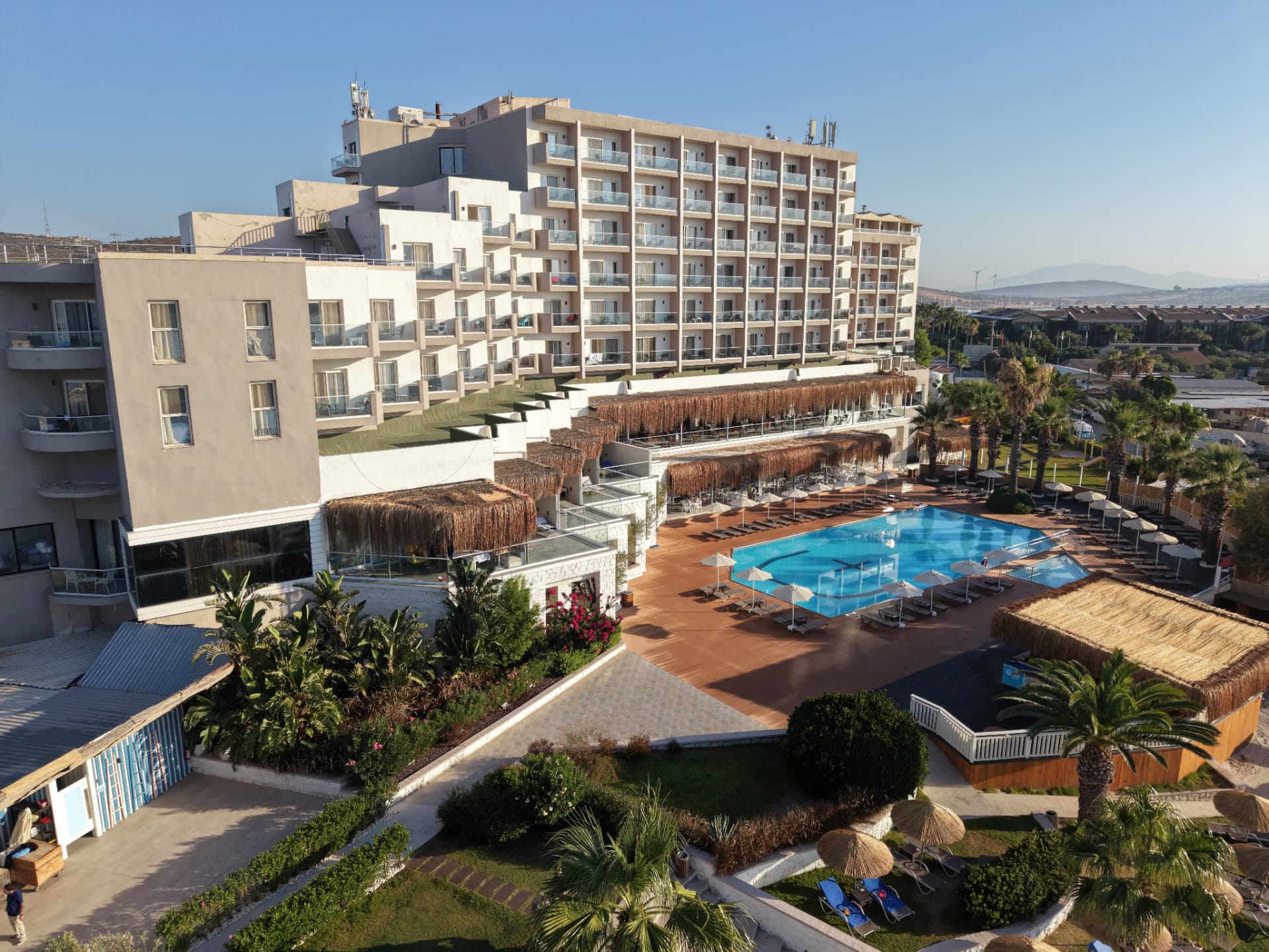 Seya Beach Resort'un koya inen havuz terasları ve kumsalı